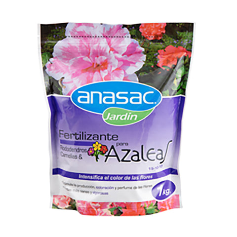 En esta foto aparece Fertilizante para Azaleas, Rododentros y Camelias de ANASAC Jardín. El producto está en su envoltorio donde se muestran flores y otras plantas.