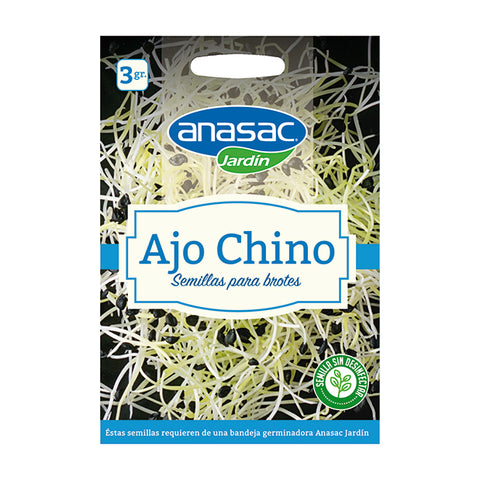 En esta imagen se ve un sobre de semillas para brotes de Ajo Chino. En el empaque se ve una imagen de varios fotos. Marca Anasac Jardín.