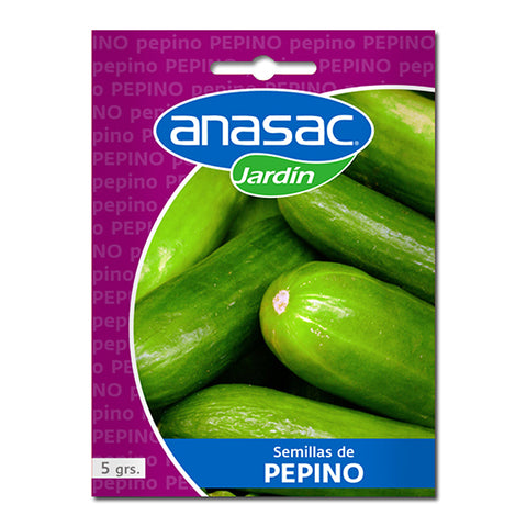 En esta imagen se ve un sobre de semilla de pepino que contiene 5 gramos de estas. El sobre es marca ANASAC Jardín y en la foto de este aparecen pepinos.
